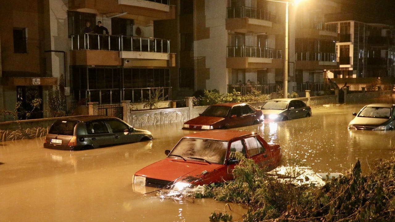 Foto - İzmir’de CHP’den büyük hizmet: Sokakları dolduran çöpleri sel sularına temizlettiler!