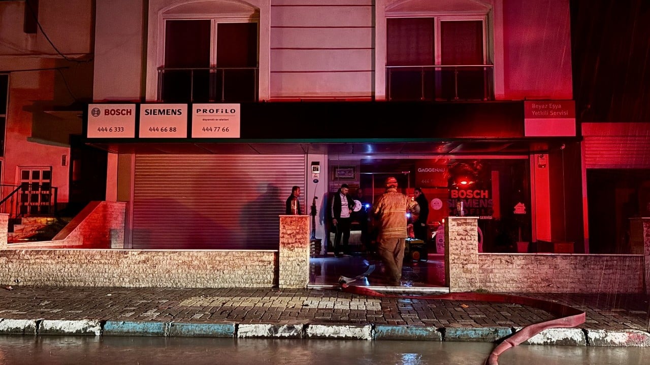 Foto - İzmir’de CHP’den büyük hizmet: Sokakları dolduran çöpleri sel sularına temizlettiler!