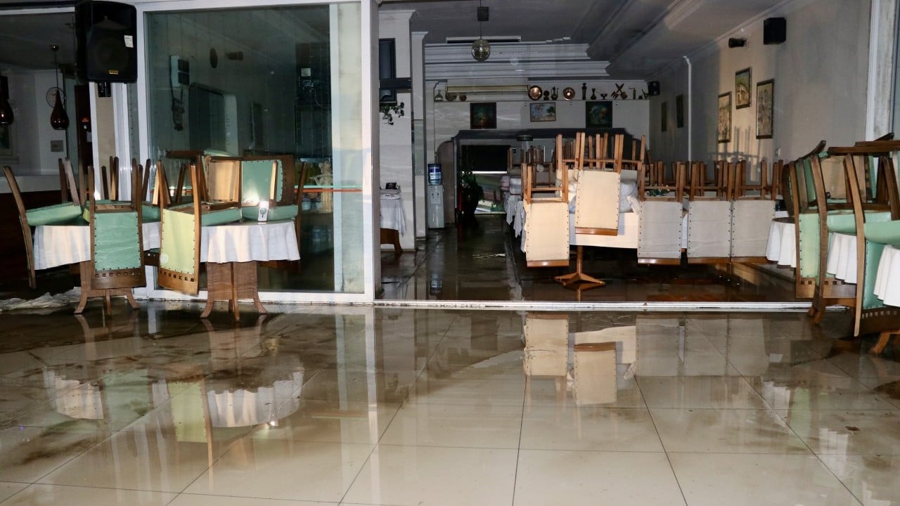 Foto - İzmir’de CHP’den büyük hizmet: Sokakları dolduran çöpleri sel sularına temizlettiler!