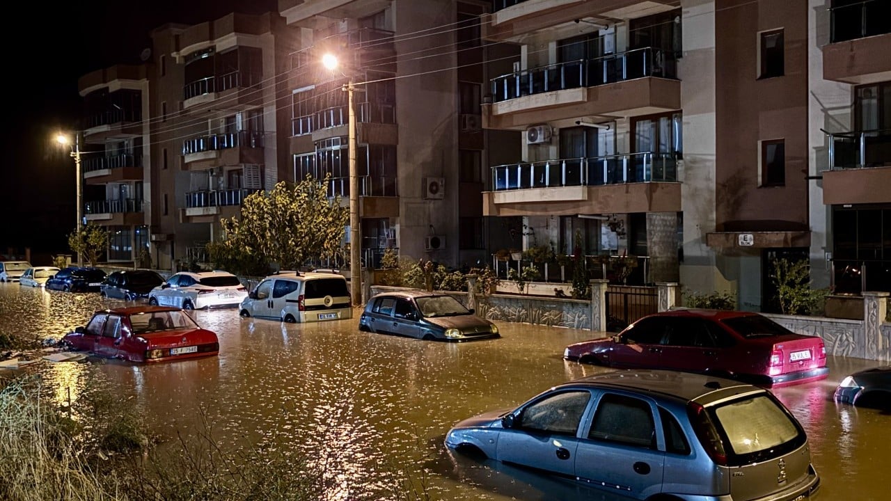 Foto - İzmir’de CHP’den büyük hizmet: Sokakları dolduran çöpleri sel sularına temizlettiler!