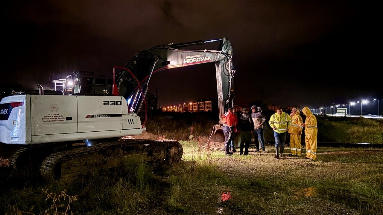 Foto - İzmir’de CHP’den büyük hizmet: Sokakları dolduran çöpleri sel sularına temizlettiler!