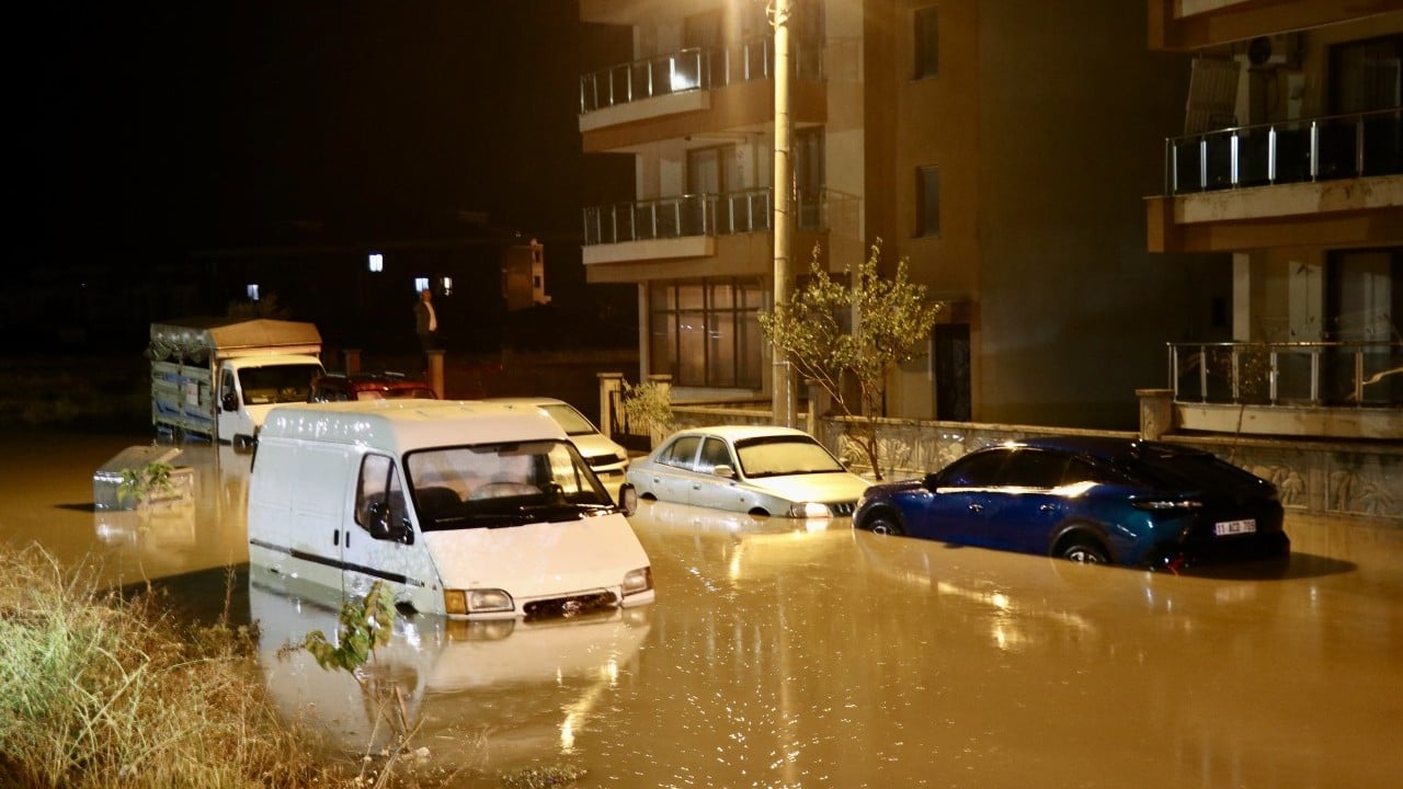 Foto - İzmir’de CHP’den büyük hizmet: Sokakları dolduran çöpleri sel sularına temizlettiler!