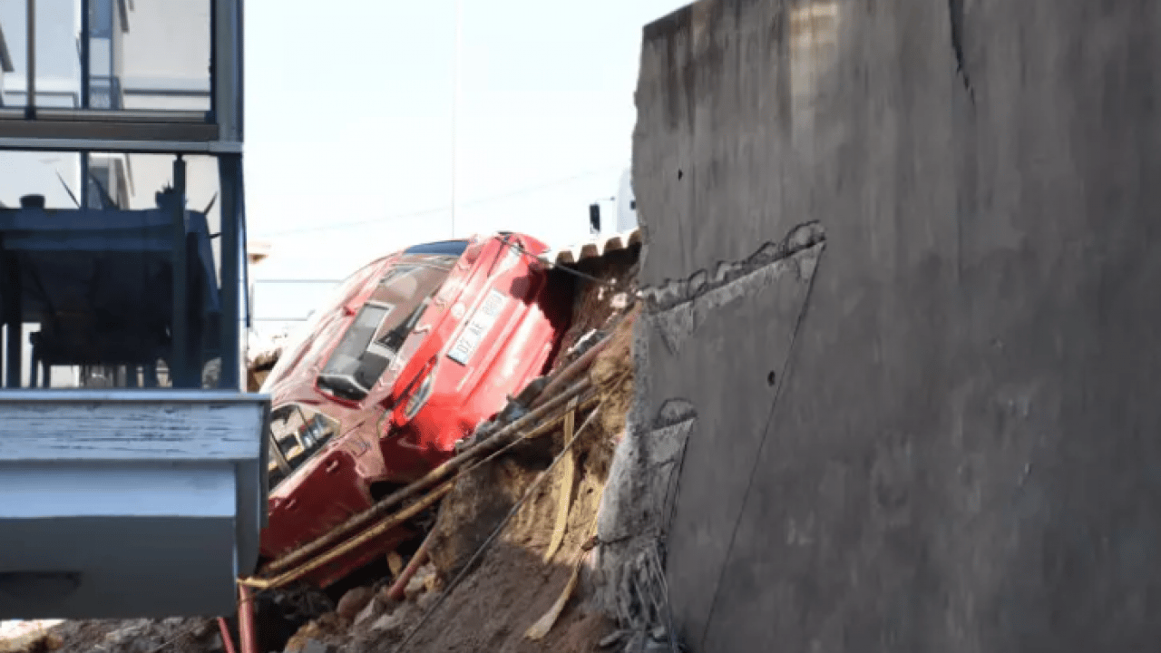 Foto - İzmir'de faciadan dönüldü: 6 araç altında kaldı!