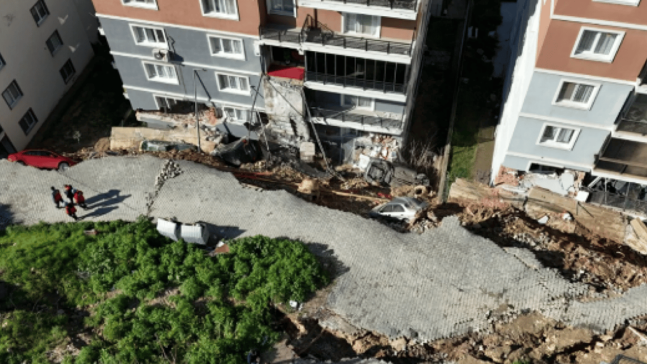 Foto - İzmir'de faciadan dönüldü: 6 araç altında kaldı!