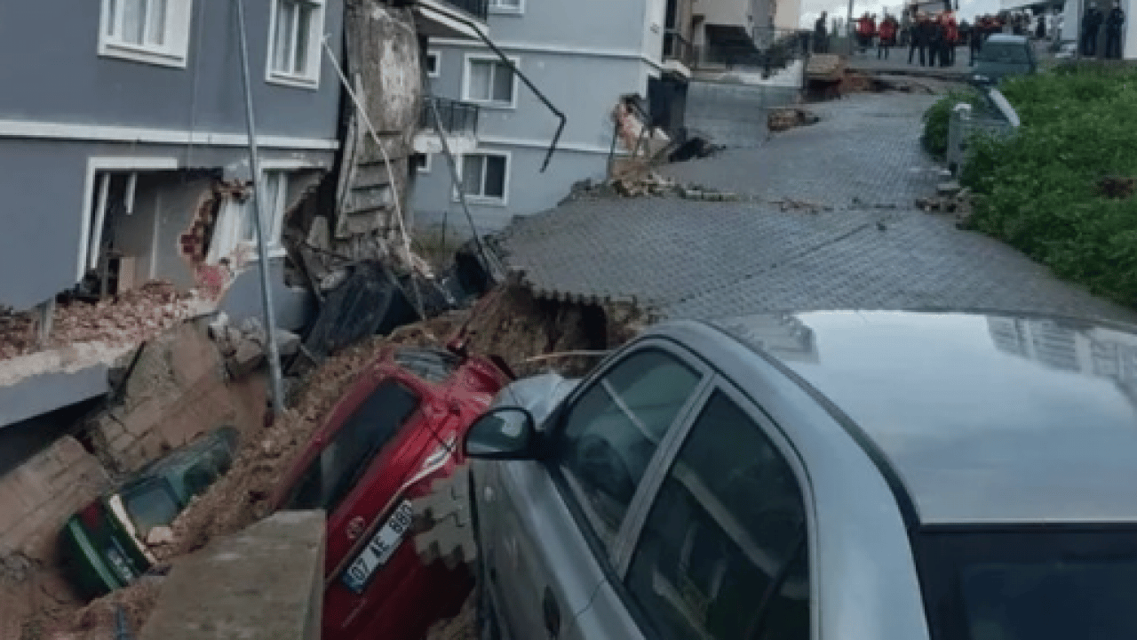 Foto - İzmir'de faciadan dönüldü: 6 araç altında kaldı!
