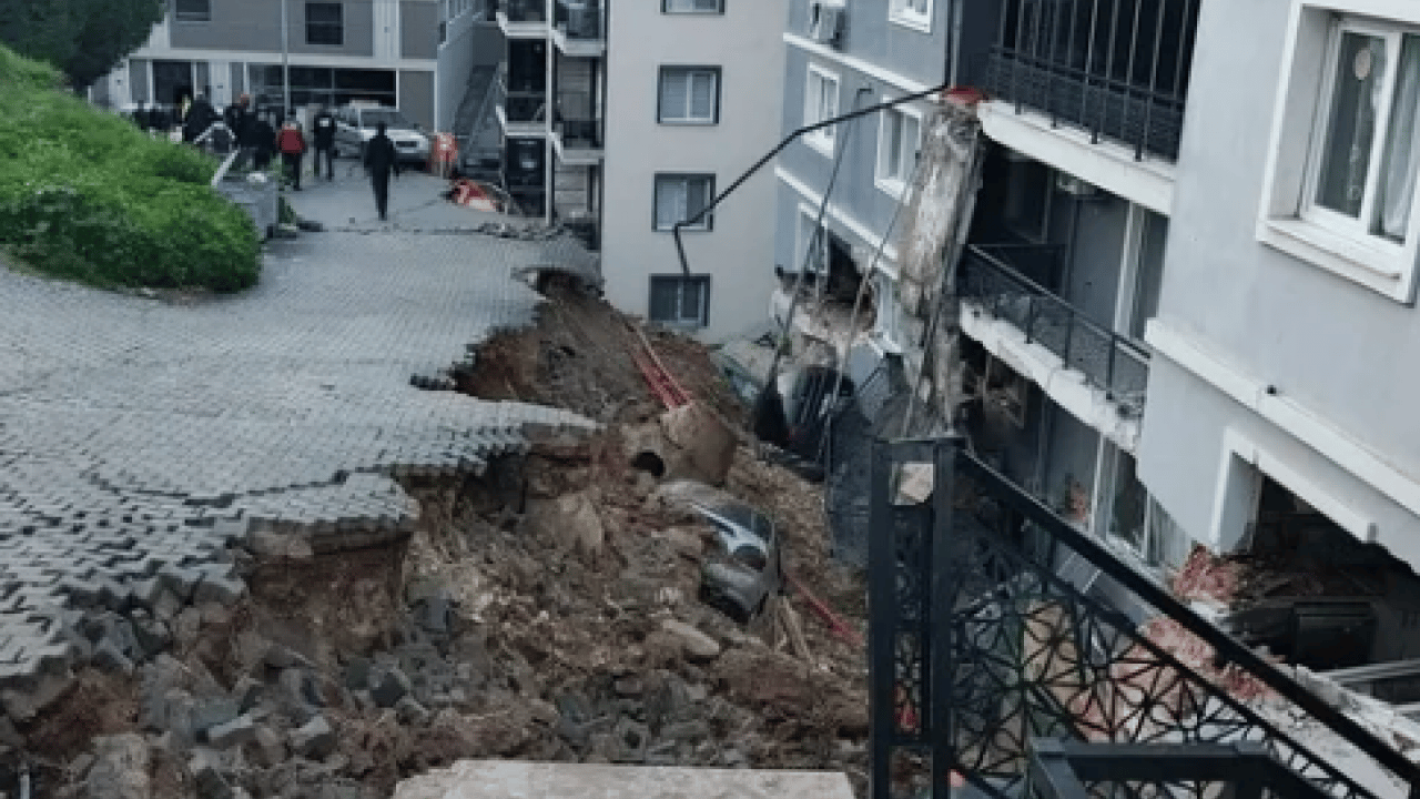 Foto - İzmir'de faciadan dönüldü: 6 araç altında kaldı!