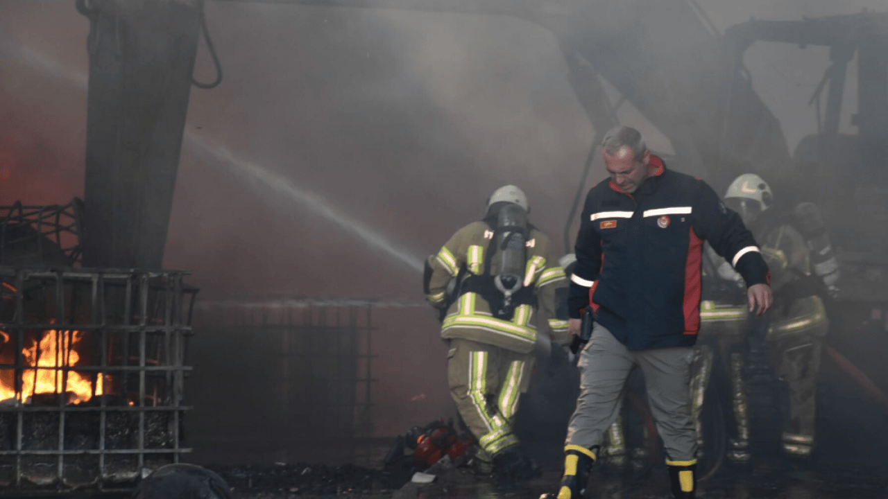 Foto - İzmir'de feci yangın! Olay yerinden ilk görüntüler geldi