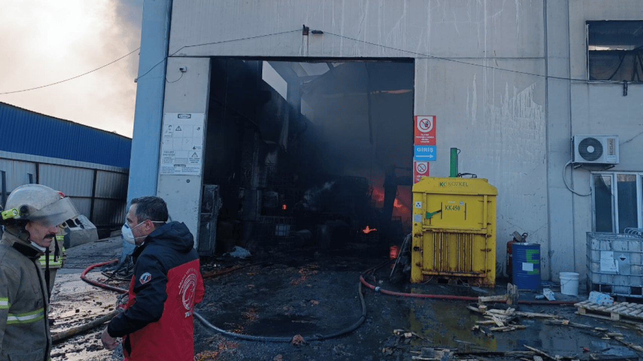 Foto - İzmir'de feci yangın! Olay yerinden ilk görüntüler geldi