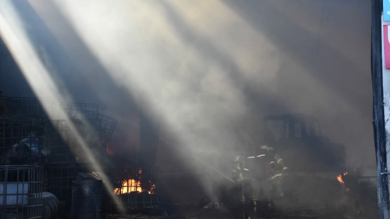 Foto - İzmir'de feci yangın! Olay yerinden ilk görüntüler geldi