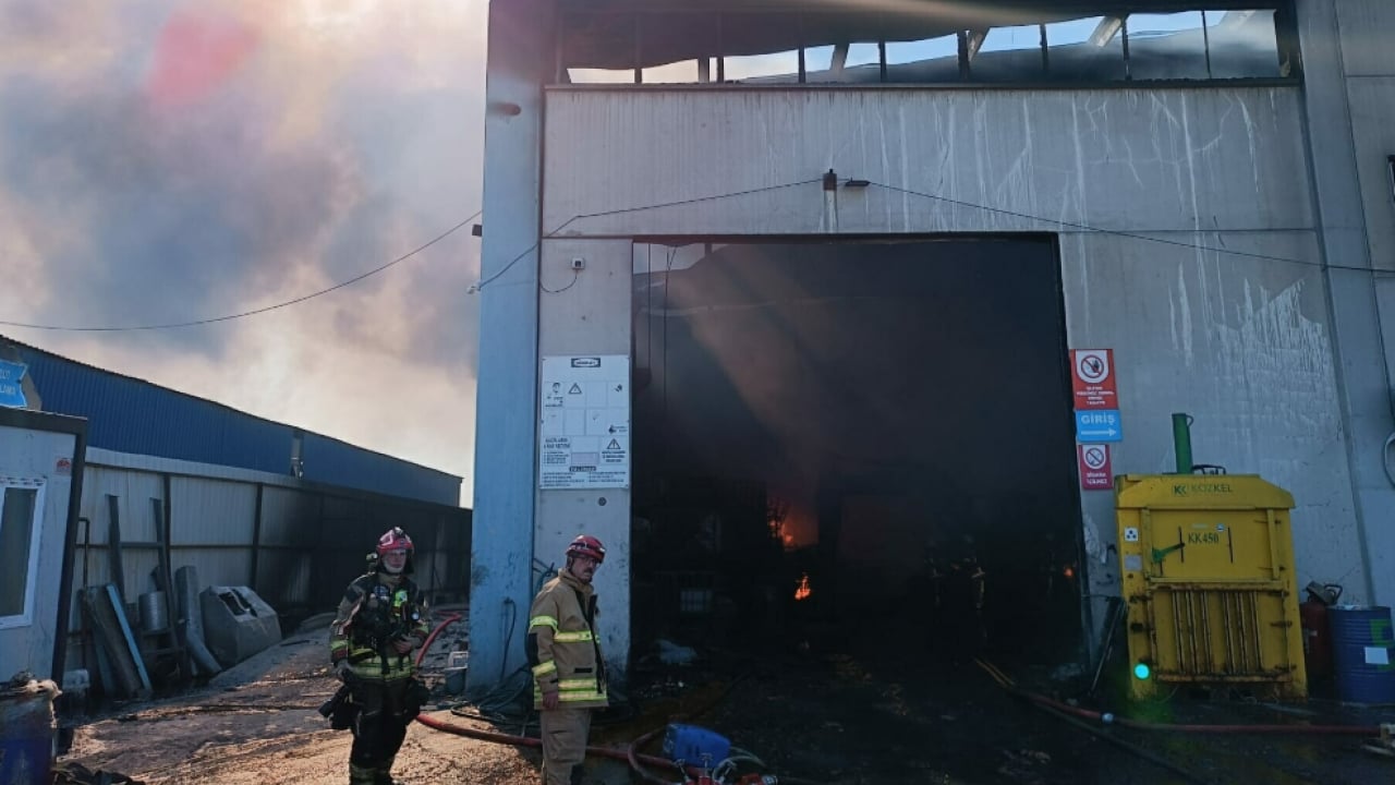 Foto - İzmir'de feci yangın! Olay yerinden ilk görüntüler geldi