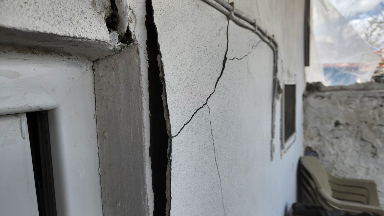 Foto - İzmir'de felaketin eşiğinden dönüldü! Evlerin duvarları çatladı, yollar kullanılamaz hale geldi