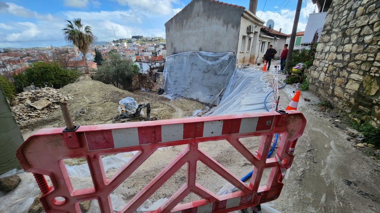Foto - İzmir'de felaketin eşiğinden dönüldü! Evlerin duvarları çatladı, yollar kullanılamaz hale geldi