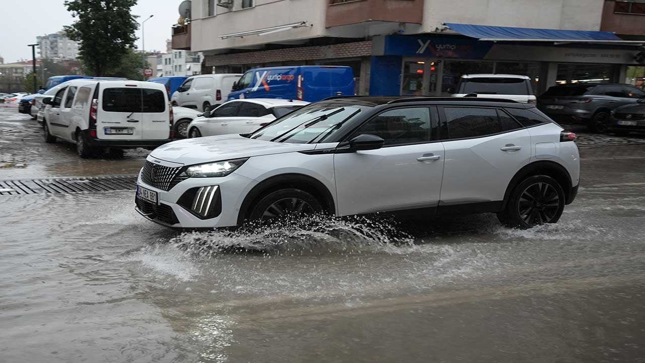 Foto - İzmir'de gökyüzü delindi! Kemeraltı Çarşısı ve caddeler yine sular altında kaldı
