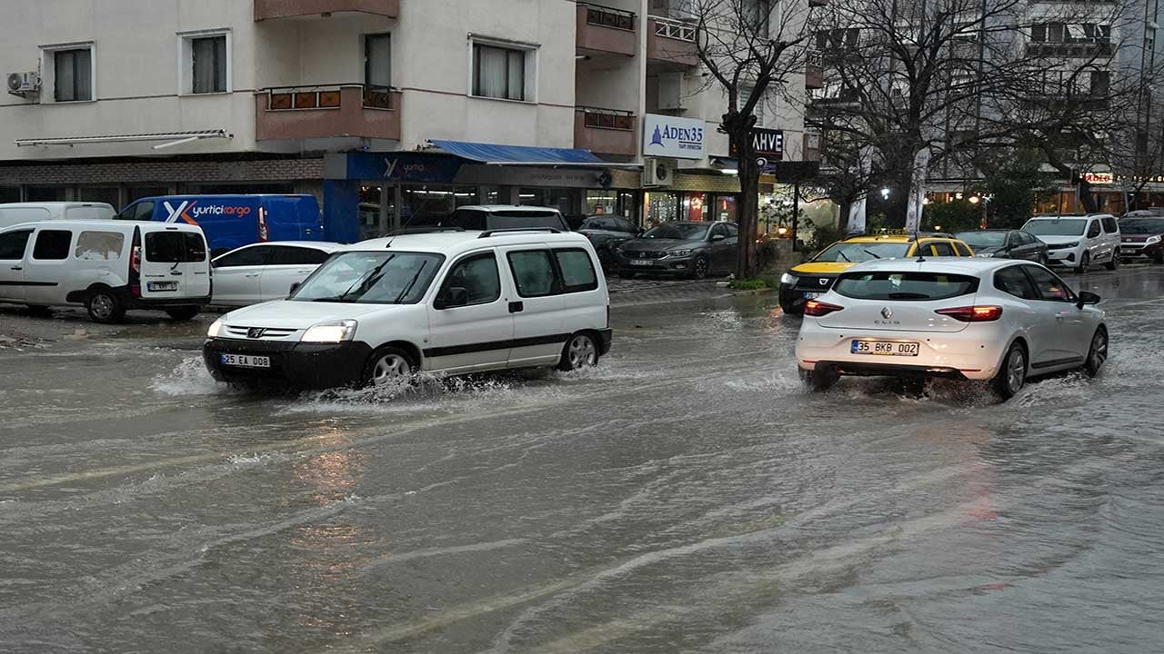 Foto - İzmir'de gökyüzü delindi! Kemeraltı Çarşısı ve caddeler yine sular altında kaldı