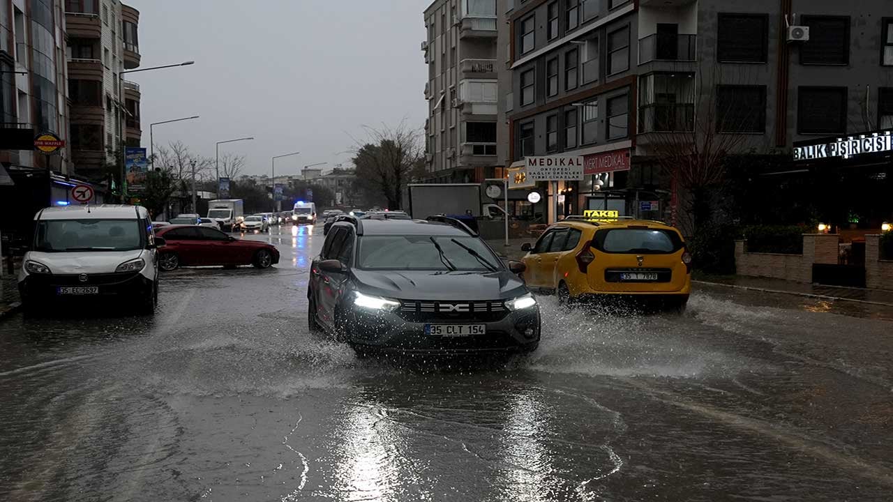 İzmir'de gökyüzü delindi! Kemeraltı Çarşısı ve caddeler yine sular altında kaldı