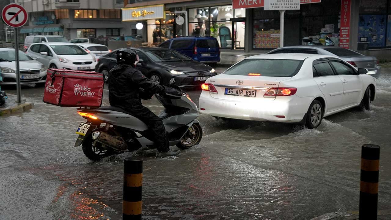 Foto - İzmir'de gökyüzü delindi! Kemeraltı Çarşısı ve caddeler yine sular altında kaldı