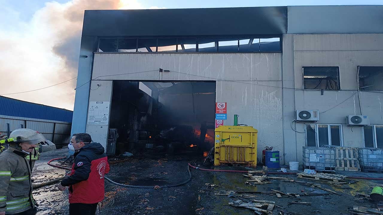 Foto - İzmir'de gökyüzünü siyah dumanlar kapladı! Fabrika alev alev yanıyor!