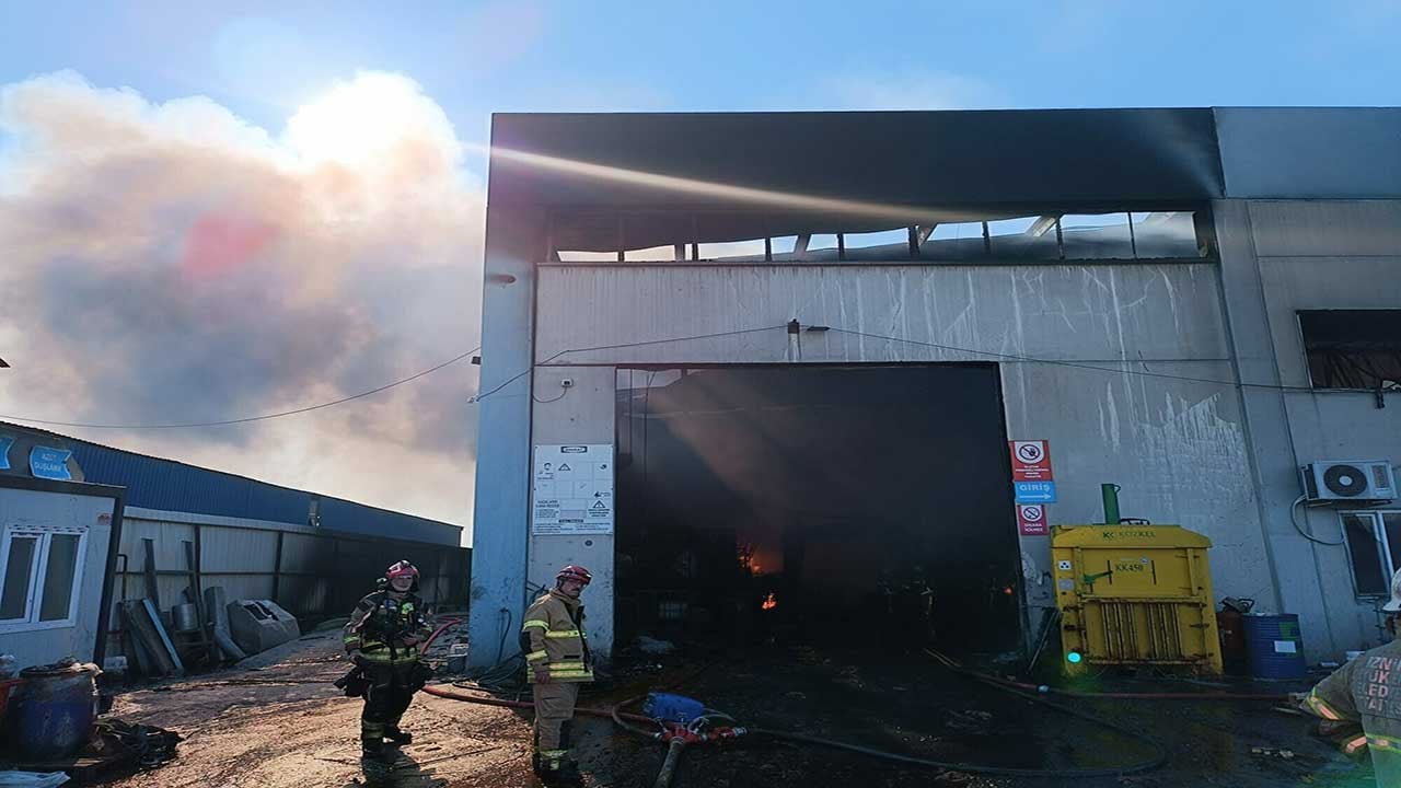Foto - İzmir'de gökyüzünü siyah dumanlar kapladı! Fabrika alev alev yanıyor!