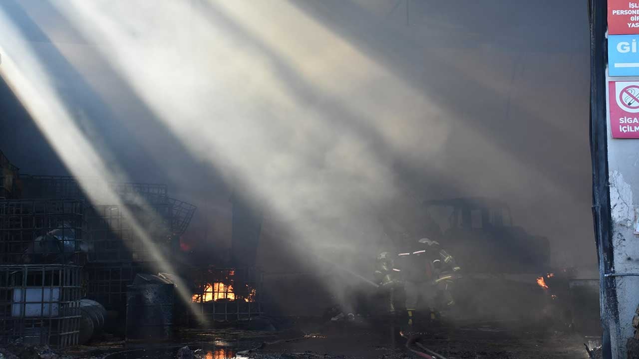 Foto - İzmir'de gökyüzünü siyah dumanlar kapladı! Fabrika alev alev yanıyor!