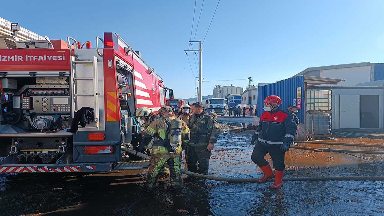 Foto - İzmir'de gökyüzünü siyah dumanlar kapladı! Fabrika alev alev yanıyor!
