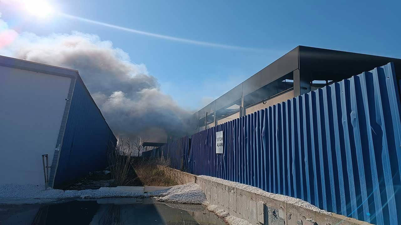Foto - İzmir'de gökyüzünü siyah dumanlar kapladı! Fabrika alev alev yanıyor!