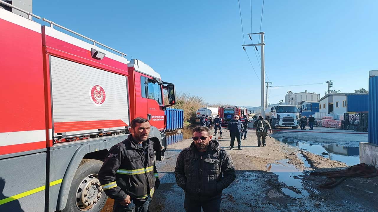 Foto - İzmir'de gökyüzünü siyah dumanlar kapladı! Fabrika alev alev yanıyor!