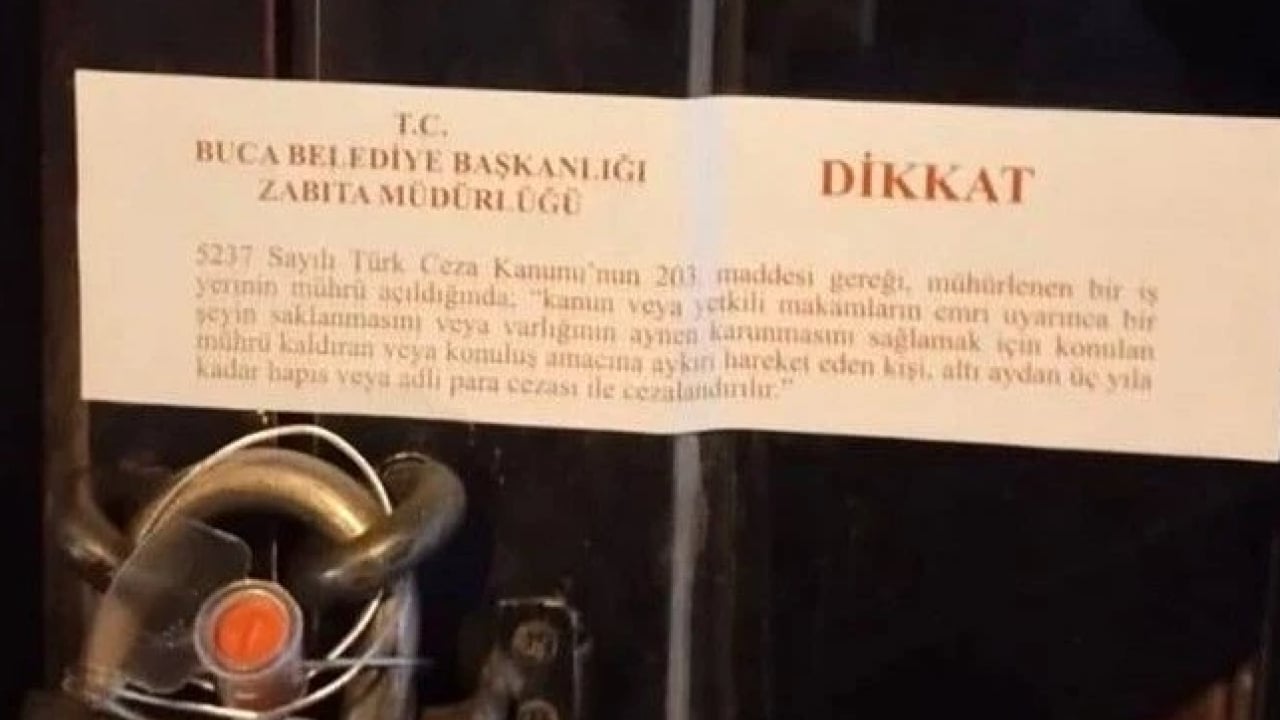 Foto - İzmir’de iğrenç görüntü! Böreklerin arasında dolandı