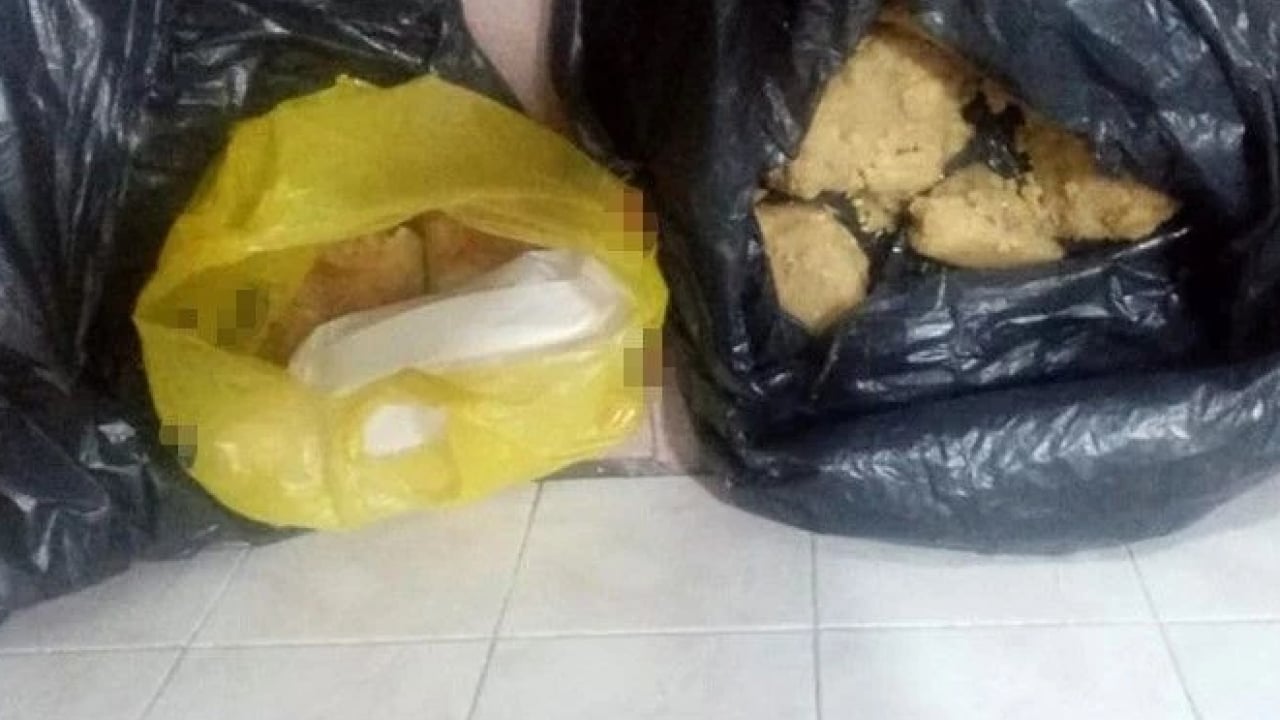 Foto - İzmir’de iğrenç görüntü! Böreklerin arasında dolandı