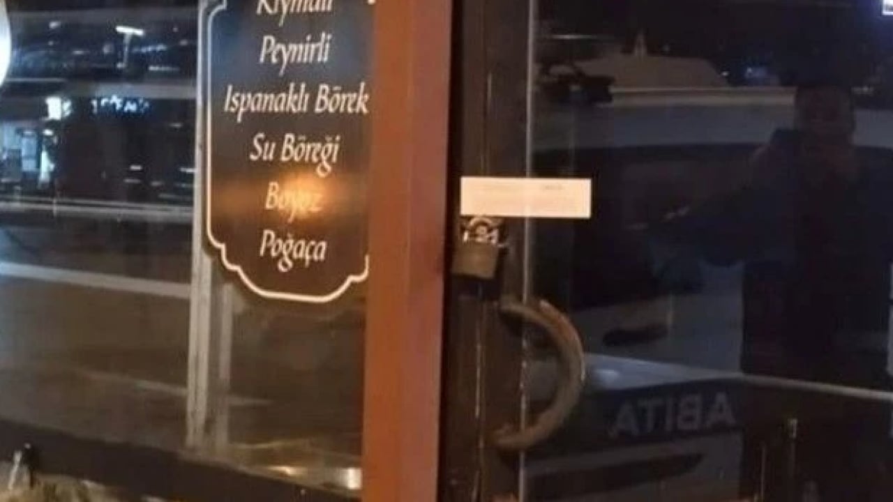 Foto - İzmir’de iğrenç görüntü! Böreklerin arasında dolandı