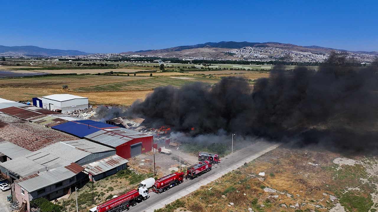 Foto - İzmir'de korkutan yangın! Ekipler olay yerinde