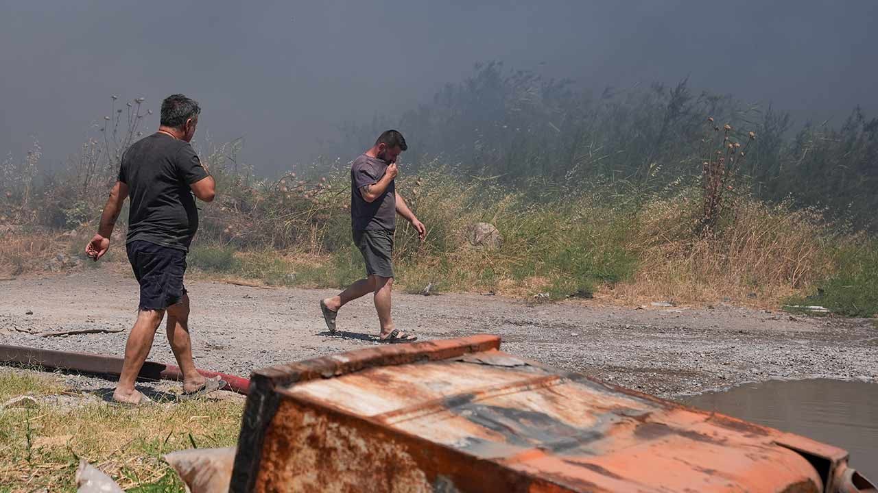 Foto - İzmir'de korkutan yangın! Ekipler olay yerinde