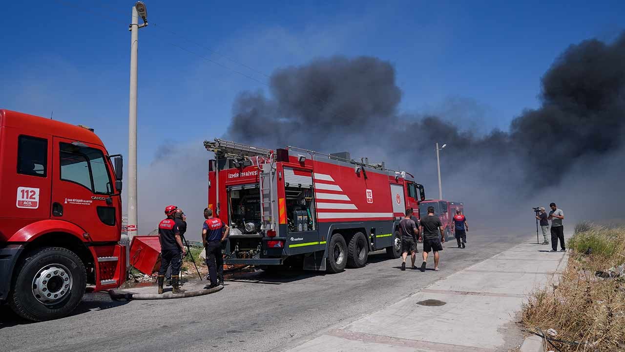 Foto - İzmir'de korkutan yangın! Ekipler olay yerinde