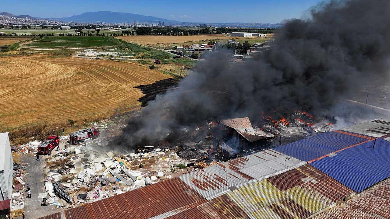 Foto - İzmir'de korkutan yangın! Ekipler olay yerinde