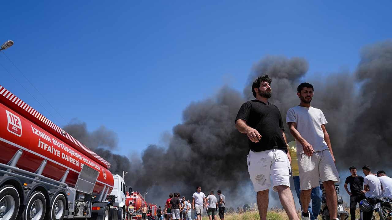 Foto - İzmir'de korkutan yangın! Ekipler olay yerinde