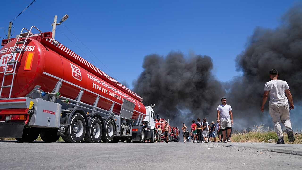 Foto - İzmir'de korkutan yangın! Ekipler olay yerinde