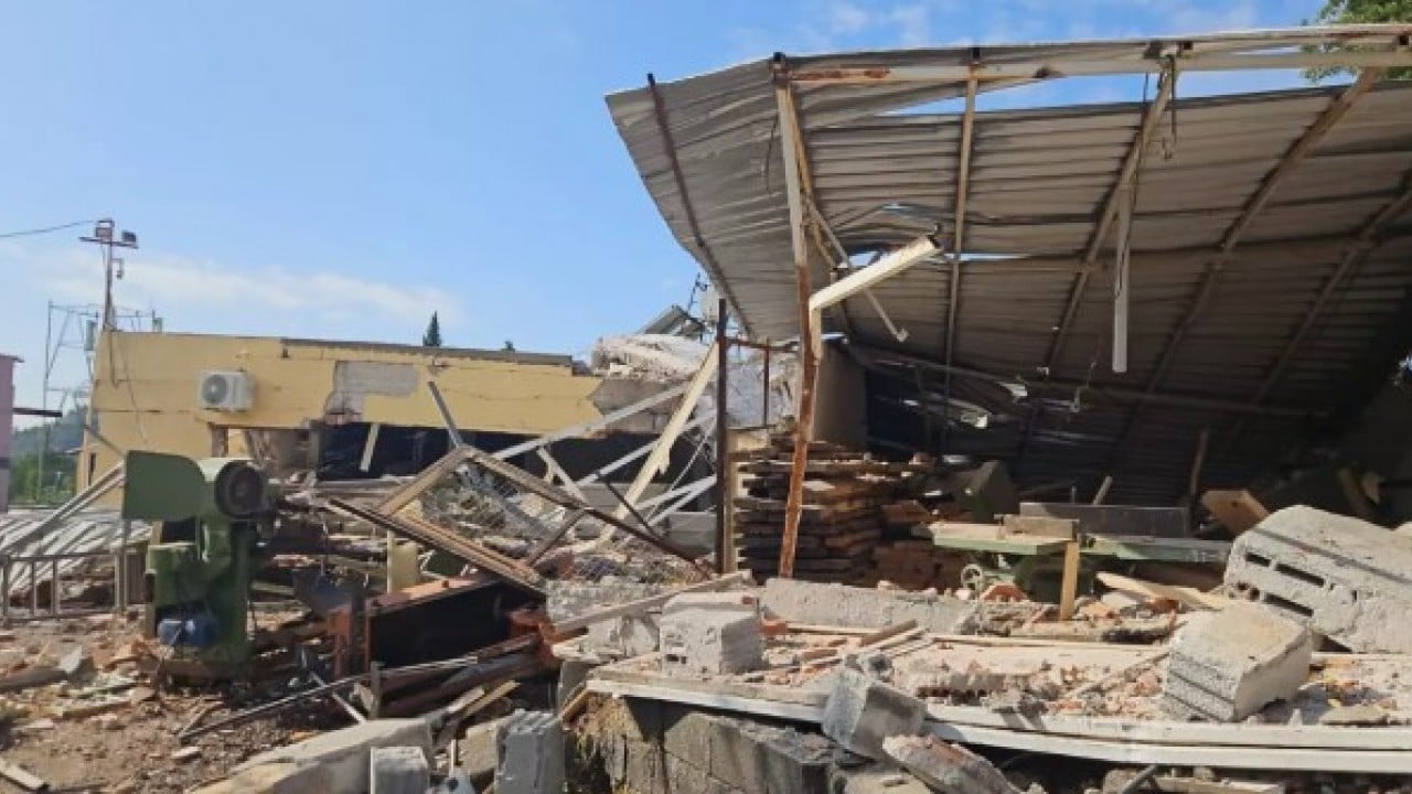 Foto - İzmir'de bir evde patlama: Çatısı yıkıldı, 1 kişi yaralandı!