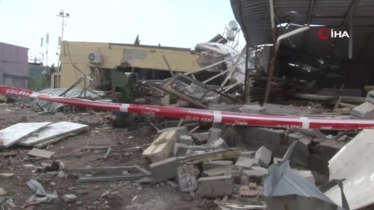 Foto - İzmir'de bir evde patlama: Çatısı yıkıldı, 1 kişi yaralandı!