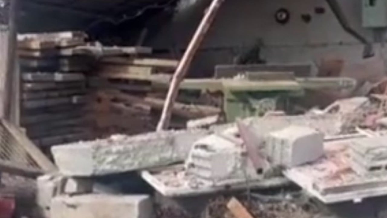 İzmir'de bir evde patlama: Çatısı yıkıldı, 1 kişi yaralandı!