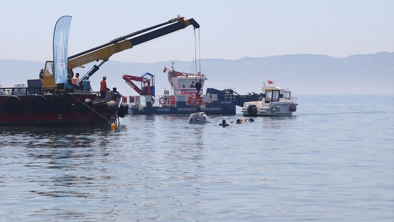 Foto - İzmit Körfezi'ne 6 bin balık ve 100 yapay resif bırakıldı
