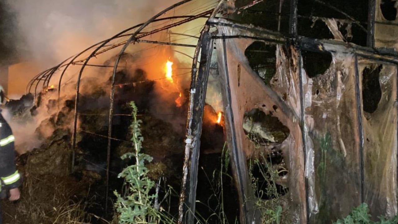 Foto - İzmit’te geceyi gündüze döndüren yangın! 800 saman balyası küle döndü