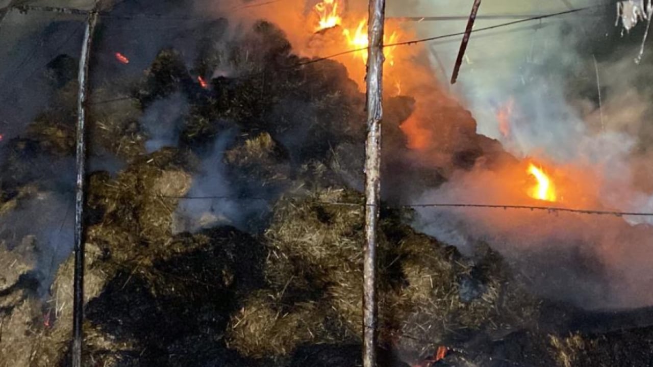 Foto - İzmit’te geceyi gündüze döndüren yangın! 800 saman balyası küle döndü