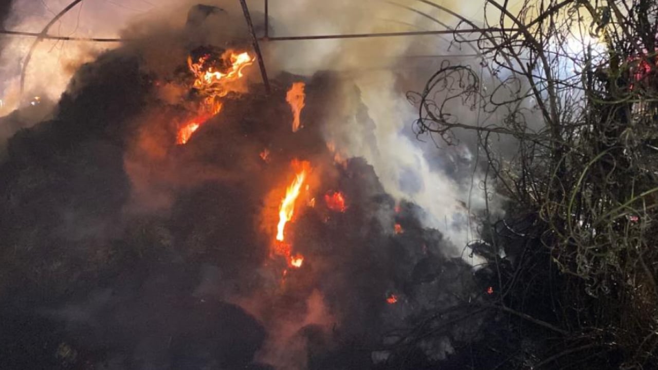 Foto - İzmit’te geceyi gündüze döndüren yangın! 800 saman balyası küle döndü