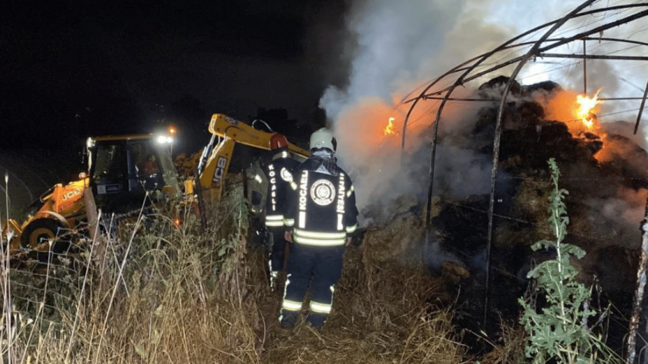 Foto - İzmit’te geceyi gündüze döndüren yangın! 800 saman balyası küle döndü