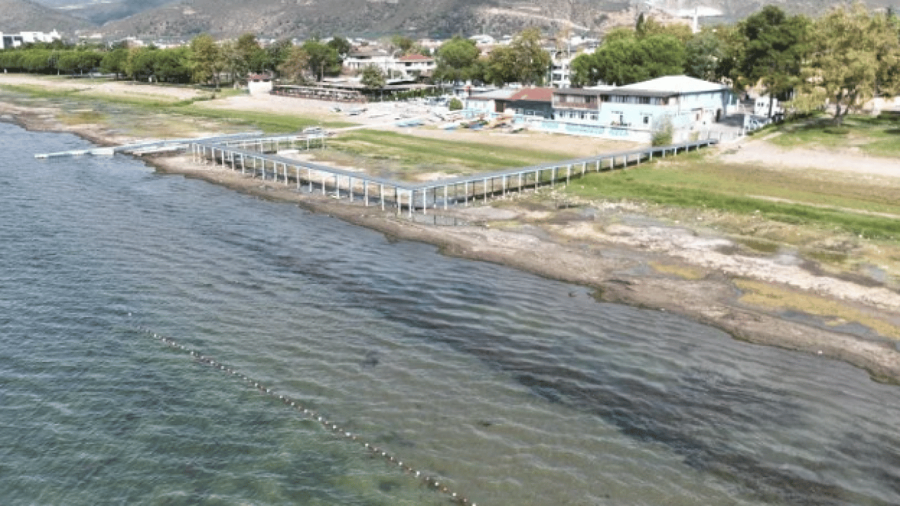 Foto - İznik Gölü can çekişiyor! Fabrikalar gölü kurutuyor