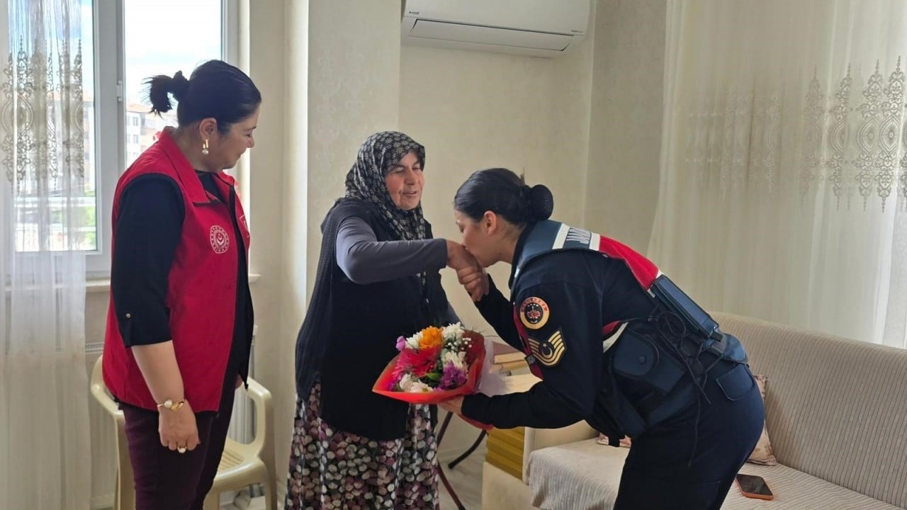 Jandarma personelinden Anneler Günü'nde çok anlamlı hareket
