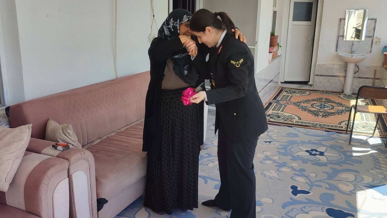 Foto - Jandarma personelinden Anneler Günü'nde çok anlamlı hareket