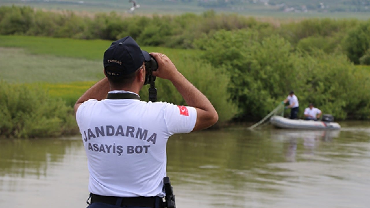 Foto - Jandarma sahaya indi Havada karada suda 7/24 nöbet