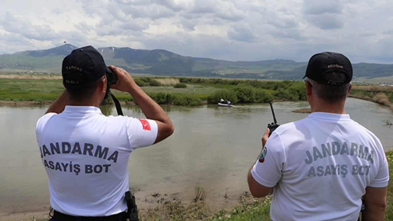 Foto - Jandarma sahaya indi Havada karada suda 7/24 nöbet