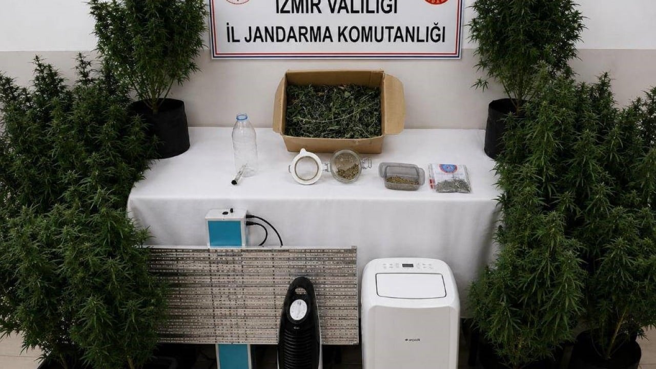 Foto - Jandarma ve MİT'ten İzmir'de dev operasyon! 25 yıl hapis cezası bulunan zehir taciri sahte kimlikle kıskıvrak yakalandı