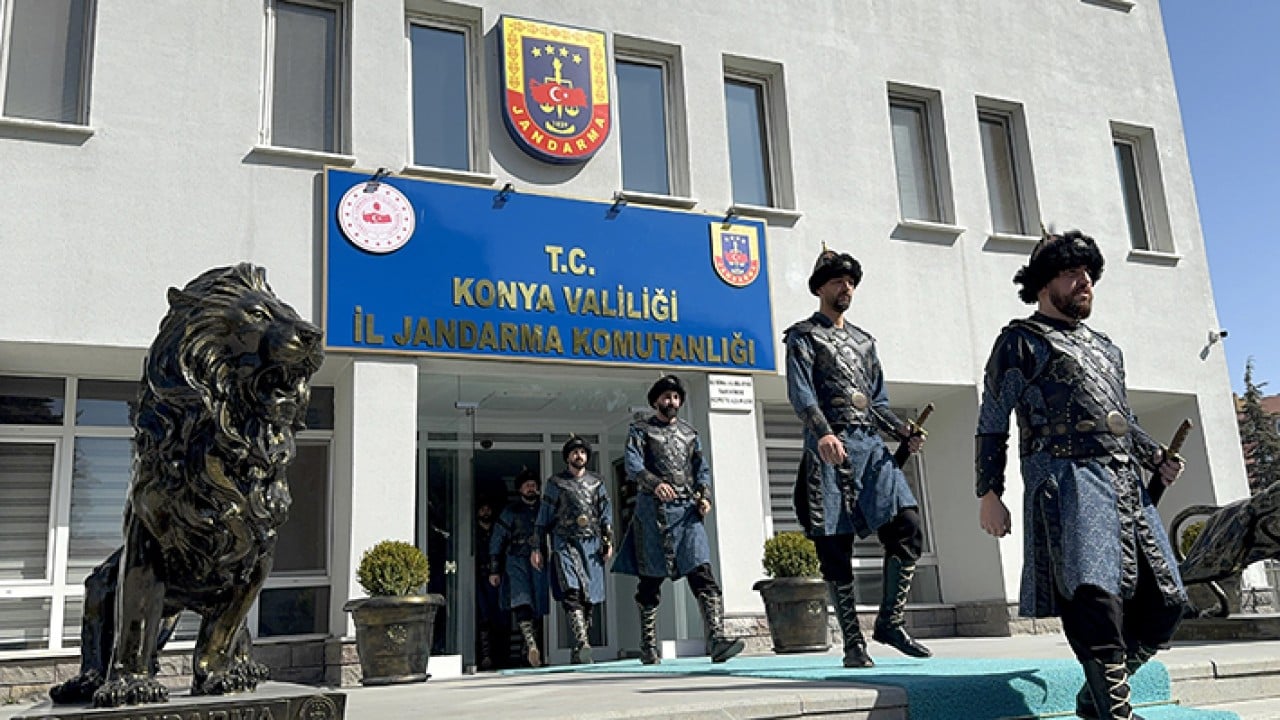 Jandarmadan Sultanlar Türbesi Saygı Nöbeti